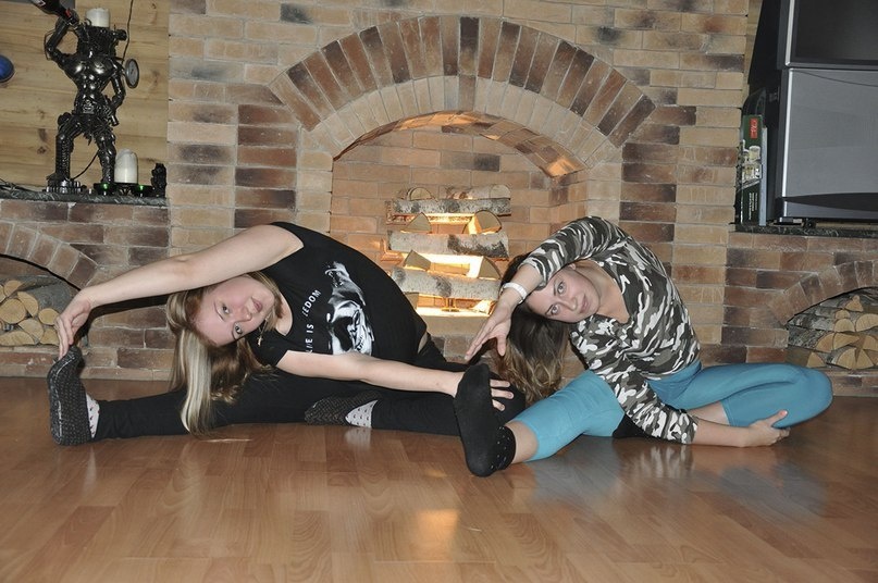 Мои девочки… Тоже очень хорошее упражнение на растяжку, которое я практикую с группой. Поначалу и намека нет, чтобы достать носок вытянутой ноги рукой. Но в итоге, все с легкостью добиваются этого результата. Перед вами две девочки. У одной идеальное исполнение: колено на полу, рука достает носок. У второй девочки (справа) упражнение не доработано. Ни у одной нет спортивного или акробатического прошлого. Бодифлекс + растяжка с дыханием Бодифлекс, творят с человеком чудеса.