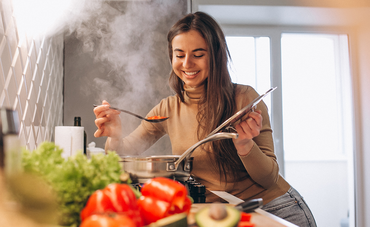 Готовка самостоятельно. Девушка готовит. Готовит на кухне. Женщина готовит на кухне. Хобби готовить.