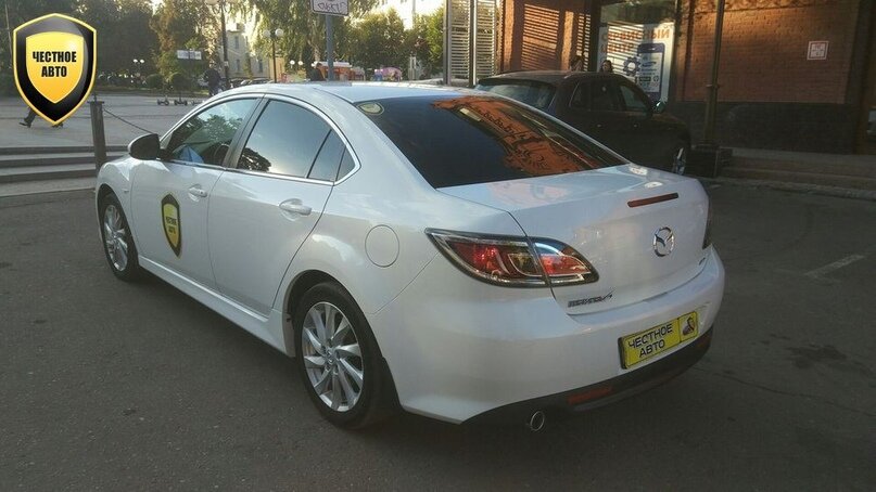 1 из 2На технике версий для нашего рынка рестайлинг 2010 года фактически не сказался. Внешне же модификацию можно вычислить по иной решетке радиатора, переднему бамперу с круглыми противотуманными фарами и прозрачным рассеивателям секций фонарей на крышке багажника