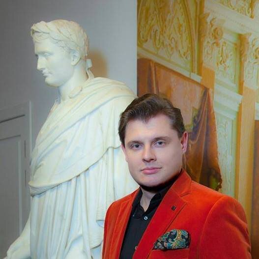 Но нам сейчас абсолютно не интересен этот молоденький Смердяков - уголовщины за ним  покуда нет. 