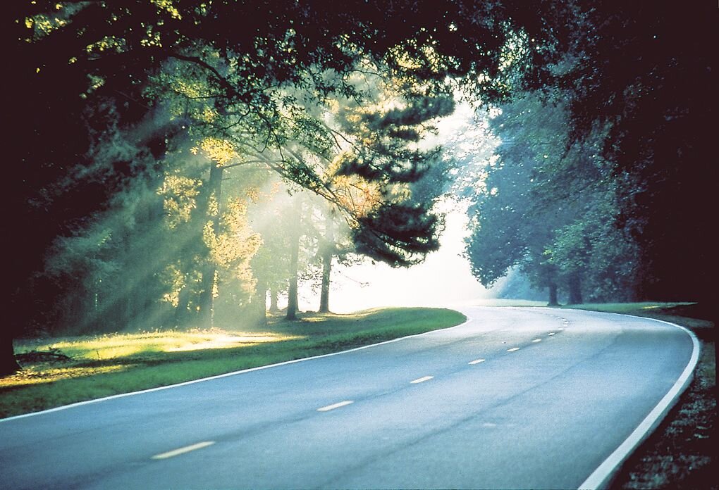 По некоторым дорогам хочется ехать не спеша, и дышать свежим воздухом. источник фото: motorcyclecruiser.com