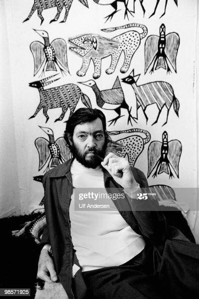 Аргентинский писатель Хулио Кортасар позирует дома в Париже, 1978 год