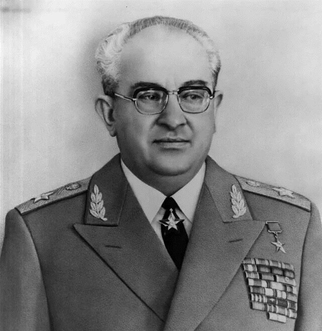 Андропов председатель кгб. Андропов около рыбалки. Андропов генеральный секретарь цк кпсс. Андропов около рыбалки. Андропов председатель кгб.