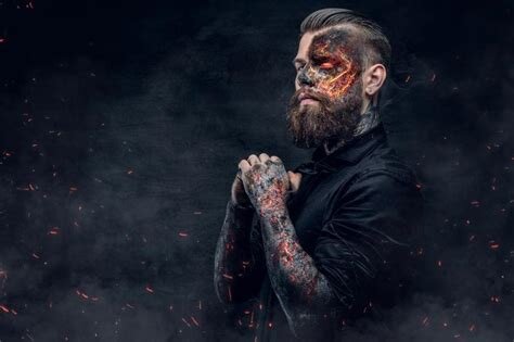  Давний друг в давних путешествиях один период часто заострял внимание на мою склонность давать всему классификацию и раскладывать по полочкам. Мол, Саша, хватит занудничать - я просто хочу полюбоваться закатом, без обсуждения статистики погодных аномалий в этой части света. Есть моменты в жизни, которые надо проживать молча, несуетливо, созерцая красоту момента. Я это осознал: с тех пор любуюсь молча. Правда, при этом внутри регулярно всё равно что-то включается и продолжает раскладывать по полочкам. 
Общение с большим кругом самых разных людей привело меня к одной из самых своеобразных классификаций: несмотря на то, что человечество потенциально однородно и большинство из нас по способности к активности обычные люди, существует некоторая часть иных - натуральные демоны, в метафорическом смысле. Это понятие подспудно есть в нашей речи: при фразе кого-то - "Ну что опять эти демоны натворили?", вы скорее всего подумаете, что наломал дров кто-то, кто делать это по жизни крайне склонен.

Я вкладываю в это понятие не религиозный смысл, а скорее энергетическую характеристику человека. Это люди, порой демонстрирующие запредельно адовый образ жизни, требующий космических энергетических оборотов - в чём бы он не заключался. У кого-то есть сила на подвиги, у кого-то на мощнейшее прожигание жизни - и в этом они ДЕМОНстрируют результаты, которые все окружающие не тянут. Даже не претендуют. Как правило, соревноваться с отмороженными и до предела заряженными психопатами на их поле просто нереально. Сломаешься.

Люди-Демоны бывают бесконечно разными по своим проявлениям: на отдыхе жгут по пять суток подряд, без сна и отдыха; в спорте годами тренируются по 6 раз в неделю, по два-три раза в день. Выжирают полтора литра водки за ночь и с утра после этого едут на работу. В работе некоторые из них похожи на Терминаторов. Люди-Демоны пишут квартальный отчет за ночь, когда обычные сотрудники могут сидеть за ним целый месяц. Люди-Демоны в киберспорте способны наиграть в сетевую игру тысячи часов, иногда играя по 16 часов в день с короткими перерывами. Попадая в переплет или просто нажираясь, Люди-Демоны часто способны на отчаянные поступки - влезть в драку с толпой без сомнений, хоть прыгнуть одному на вагон врагов, сигануть в окно, дать по морде журналисту перед телекамерой, что-то разнести. Способны забиться и выиграть беспредельный спор, жить в дорогах месяцами, иметь по 5 секс-партнеров в день, проехать на мотоцикле 1000 км и ни разу при этом с мотоцикла не слезть. Вариации списка демонических поступков бесконечны: вопрос лишь в личности - в какой сфере в ней этот неугомонный демон проявляется.

Почти у каждого из нас в какой-то сфере есть такой знакомый: Человек-Демон. Неуемный, фанатично упорный, нереально энергичный в той своей стороне жизни, в которой проявляется его Демон - энергетический колодец увлеченного своей стихией психопата.

В ком-то это начало высыхает с годами, в ком-то еще спит: ждёт своего времени. Кого-то его Демон разрушает, кого-то ставит на пьедестал. Как повезёт и как ты с ним договоришься. Так было всегда и так будет впредь.

Несомненно одно: именно благодаря этому небольшому проценту жить на нашей планете совсем не скучно. Благодаря им, их примеру, мы понимаем, что в нас заложено куда больше потенциала, чем мы сами о себе думаем. К разрушению, к созиданию, к активности в целом.

Человек таков, что пока он идёт по жизни и сам в порядке - у него всегда всё впереди. Всю жизнь. Что в нас проснётся, в каких обстоятельствах, какой Демон вылезет из потаенной пещеры на задворках подсознания и с утроенной энергией кинет нас на амбразуры реальности - один из самых интригующих вопросов нашего человеческого бытия. Вопрос один - а ответы на него в каждой конкретной жизни разные... 