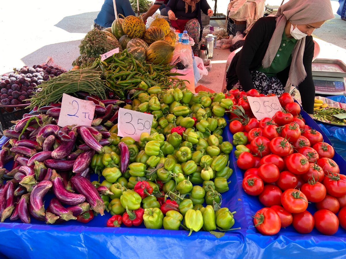 Побывала на пятничном базаре в Турции, где продают овощи и фрукты из местных сел. Показываю цены в августе 2020 года