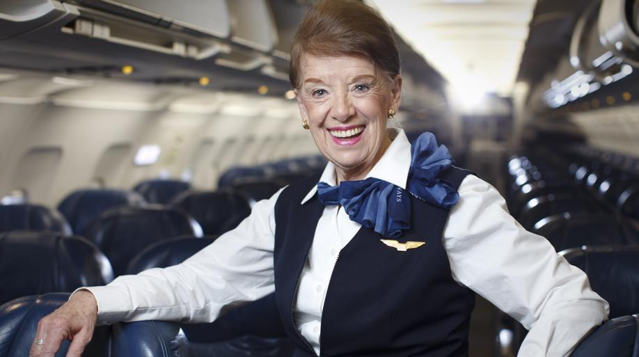 Belavia стюардесса. Бортпроводник аэрофлот. Бэт нэш стюардесса. Стюардессы пенсия возраст. Стюардессы пенсия возраст.