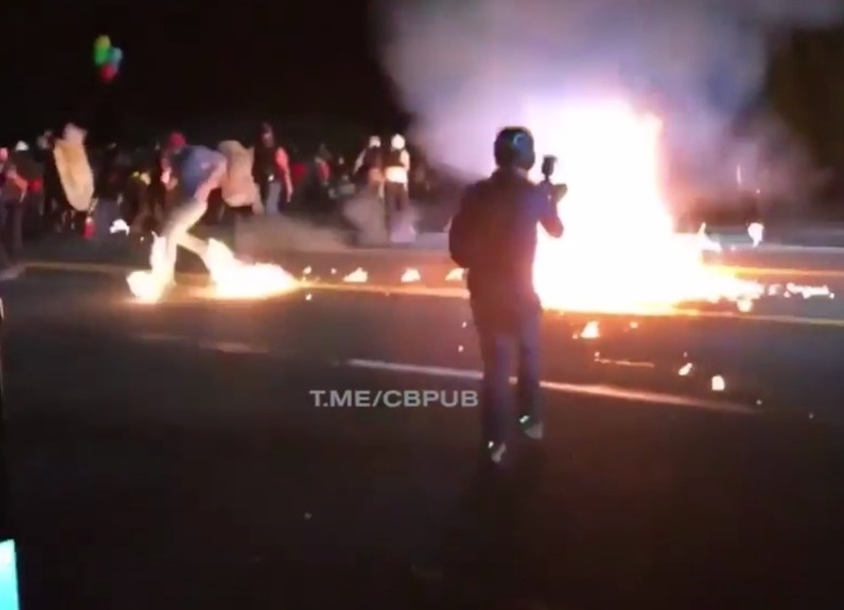 В Портленде, где BLM протестующий пытался кинуть в полицию коктейль Молотова, а подпалил другого участника протестов.