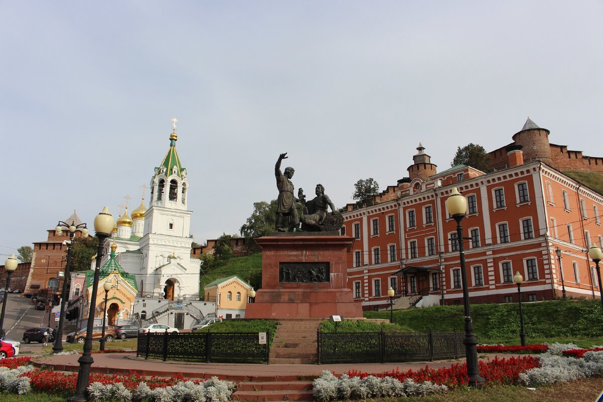 Памятник, кремль, церковь. Россия в одном фото.