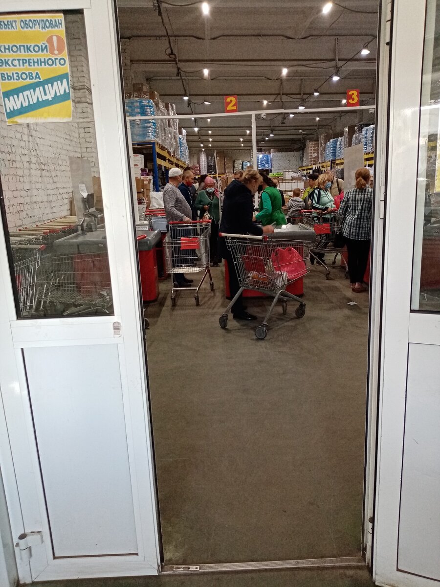 Вход непосредственно в торговый зал.