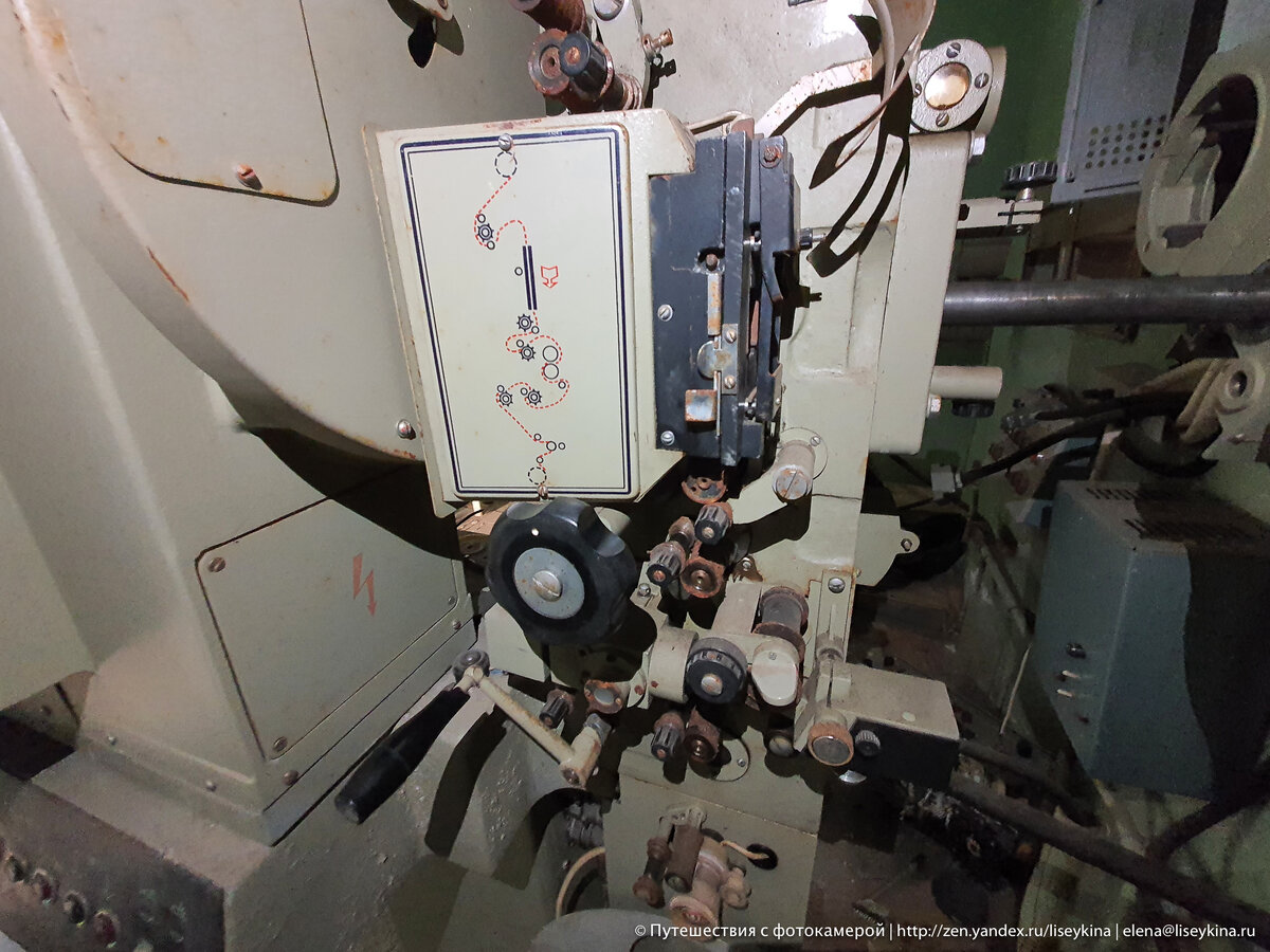 Попали в заброшенный кинотеатр, нашли аппаратную, а там советские кинопроекторы