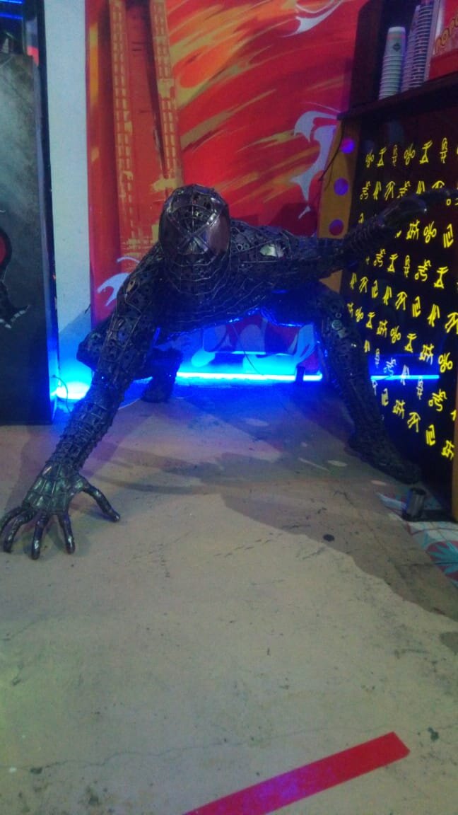 Здравствуйте мои дорогие читатели, хочу поделиться с вами впячетлением от посвящения музея трансформеров, в музее темно, но подсветка экспонатов выполнена удивительно красиво, завораживает  и интригует до жути внутри, вспомните как в детстве мы боялись темноты, страшно но идти надо пусть даже на кухню воды выпить. Тут проигрываться одно либо ты переборишь свой страх и выпьешь воды  дойдя до заветной кухни, либо так и будешь слюну взглатывать и трестись от страха под одеялом. 