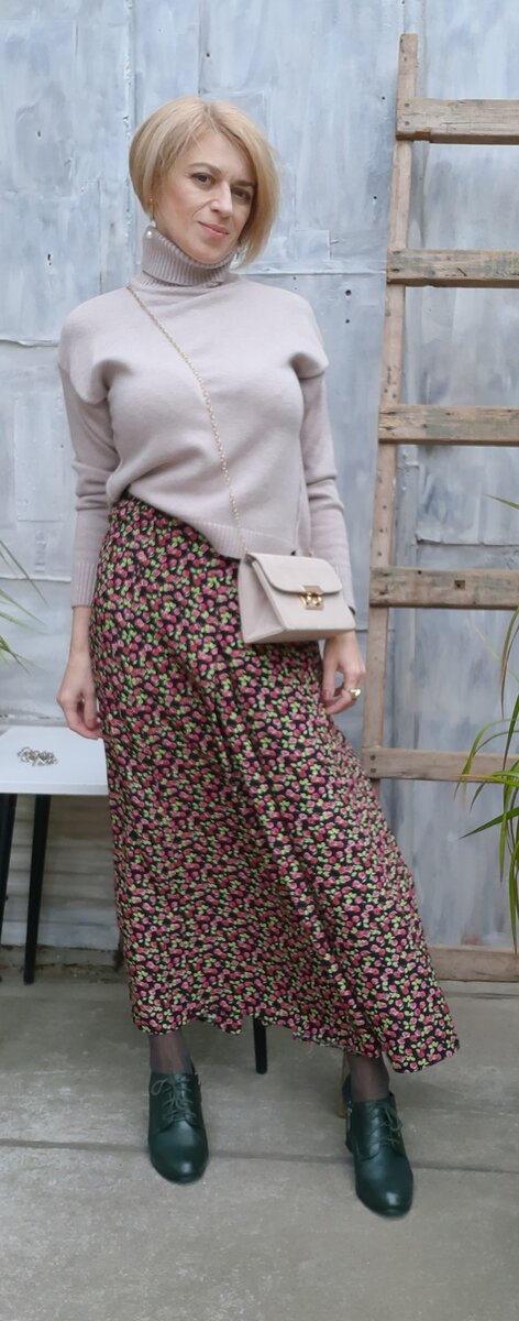 Свитер и юбка.