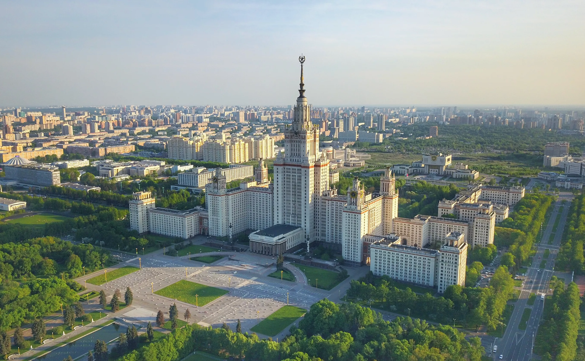 Сколько лет городу московский. Главное здание МГУ на Воробьёвых горах. Университетский комплекс МГУ. Панорама Москва МГУ. Территория МГУ площадь
