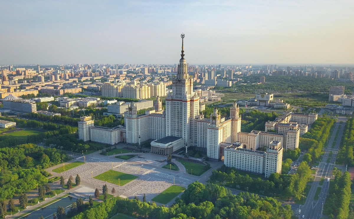 Город мос. Главное здание МГУ на Воробьёвых горах. Университетский комплекс МГУ. Панорама Москва МГУ. Территория МГУ площадь.