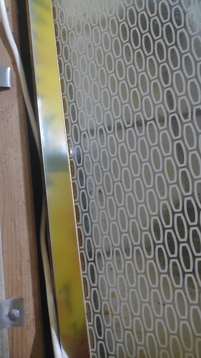 Примерно так лежал провод, прямо в зазоре между плитой и полочкой для препятствования падения предметов за плиту.