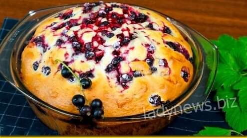 Заливной пирог с черной смородиной