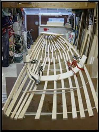 А это более продвинутая технология,используется что то вроде матрицы из фанеры и реек,Поперечные полосы пенопласта укладываются в матрицу с помощью фена и снизу крепятся шурупами к рейкам.