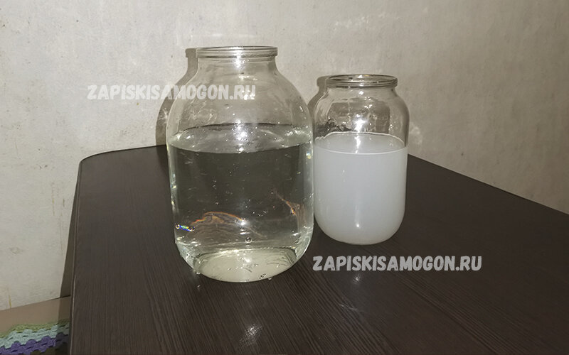 Слева чистый самогон, справа хвосты отобранные нижним узлом отбора