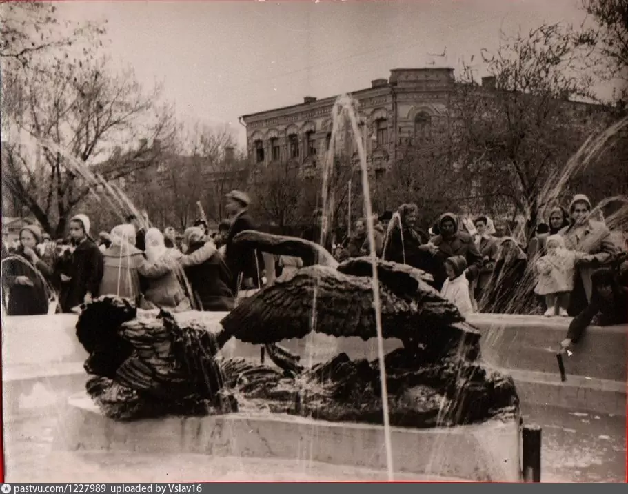 На заднем плане дом №172 А (сейчас №144), ранее угол здания венчала небольшая башенка, которая исчезла в послевоенные годы.  левее видны дома №172  Б (146) и 174 (148). Фото 1961 года из Кировского сквера. 