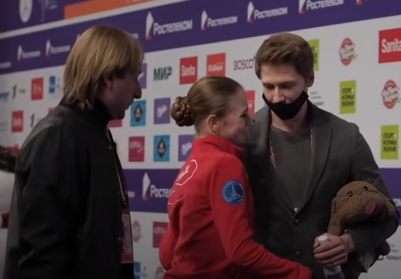 Евгений Плющенко и Александра Трусова. После произвольной программы на чемпионате России 2021. Источник фото: YouTube канал Первого канала.