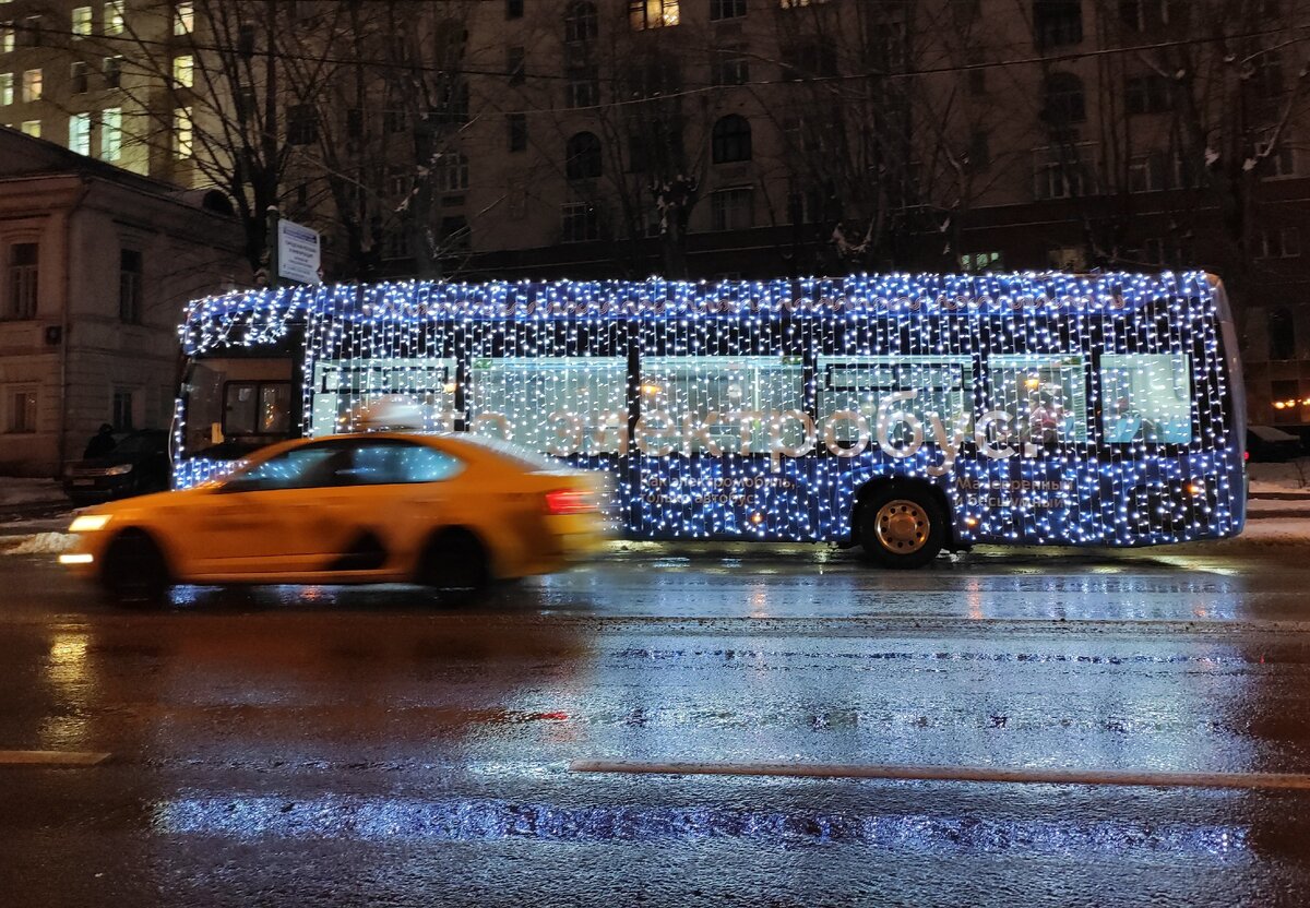 Пустые такси и электробус. Фото автора