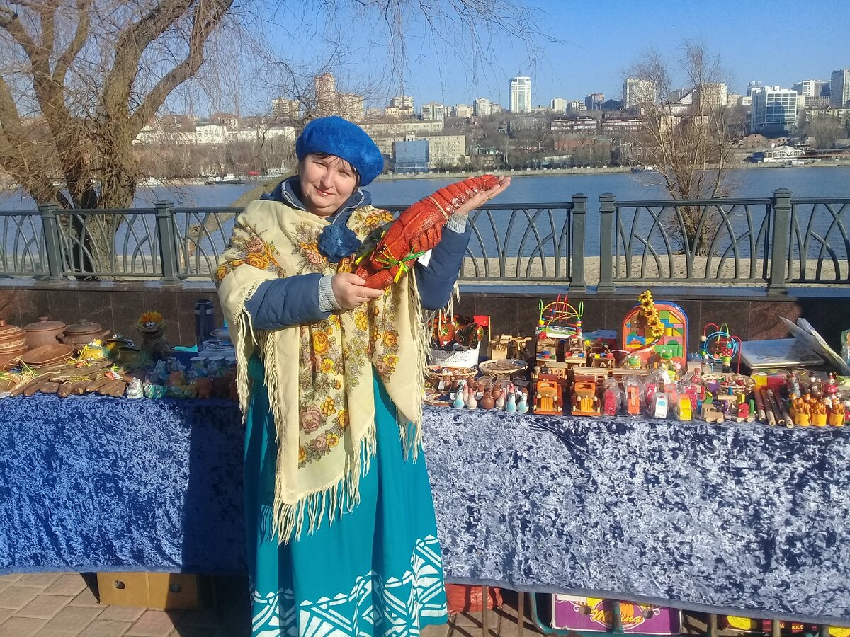 Фото автора. Я - на фольклорном празднике. Изучаю работы других мастеров.