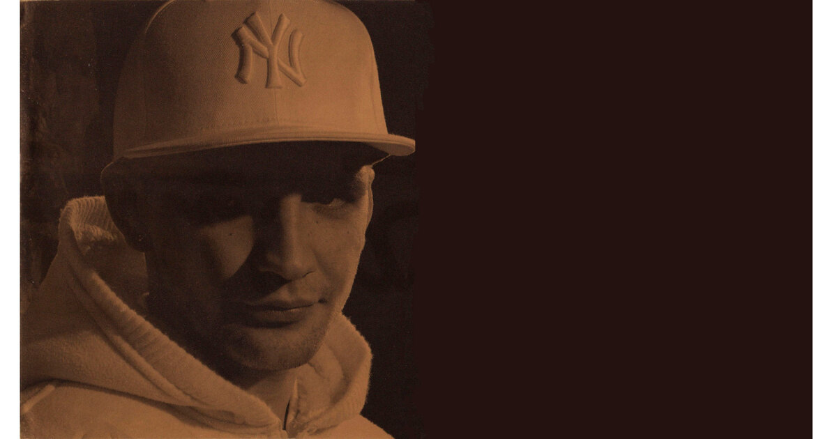 Баста, уже не Хрю. Фото к обложке его первого альбома, 2003 год. Фото источник: https://www.discogs.com