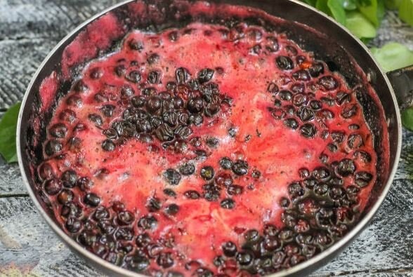 Тушим смородину в сливочном масле и сахаре