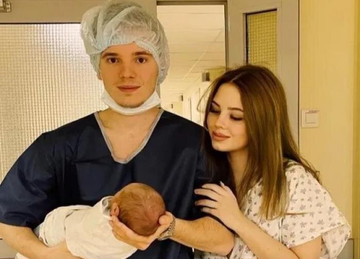 Сын певицы Валерии Арсений Шульгин с супругой Лианой и новорожденной дочерью. Фото из свободных источников