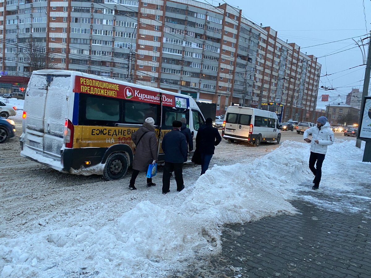 Утро на остановке общественного транспорта в Туле. Фото: Город 71