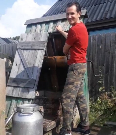 Слава Мясников в деревне у родителей. Фото из соцсетей юмориста