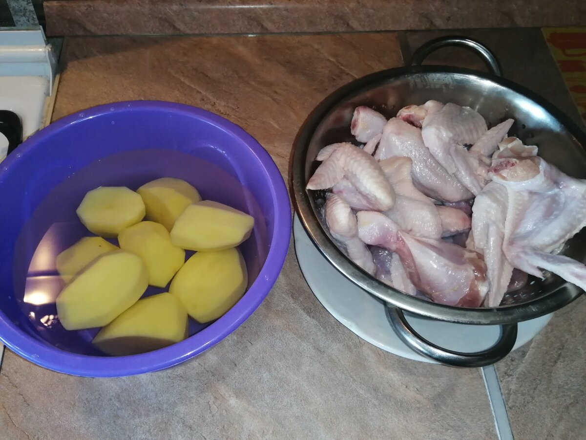 Очищенный картофель, куриная голень, крылья.  