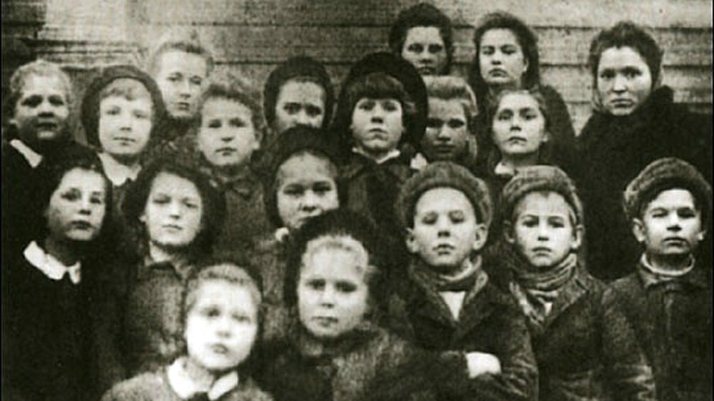 Н.Рубцов среди воспитанников детдома