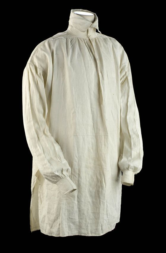 Сорочка мужская XIX века. В то время в такой одежде могли спать, т.е. использовали также в качестве пижамы.