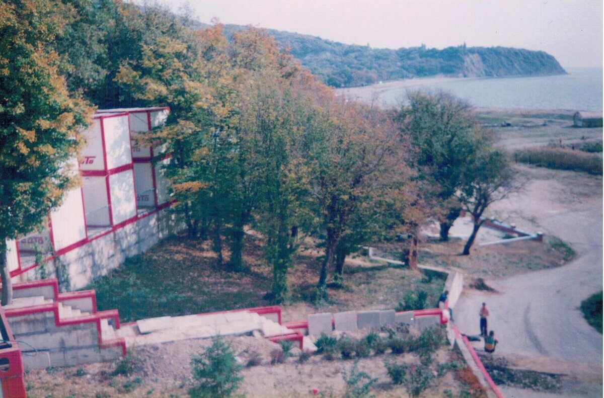 Слева те самые жилые модули.