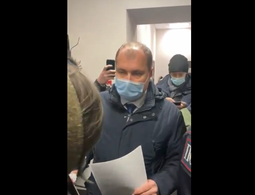 На основании чего происходит арест, полиция объяснить не может. Кадр из видеоролика.