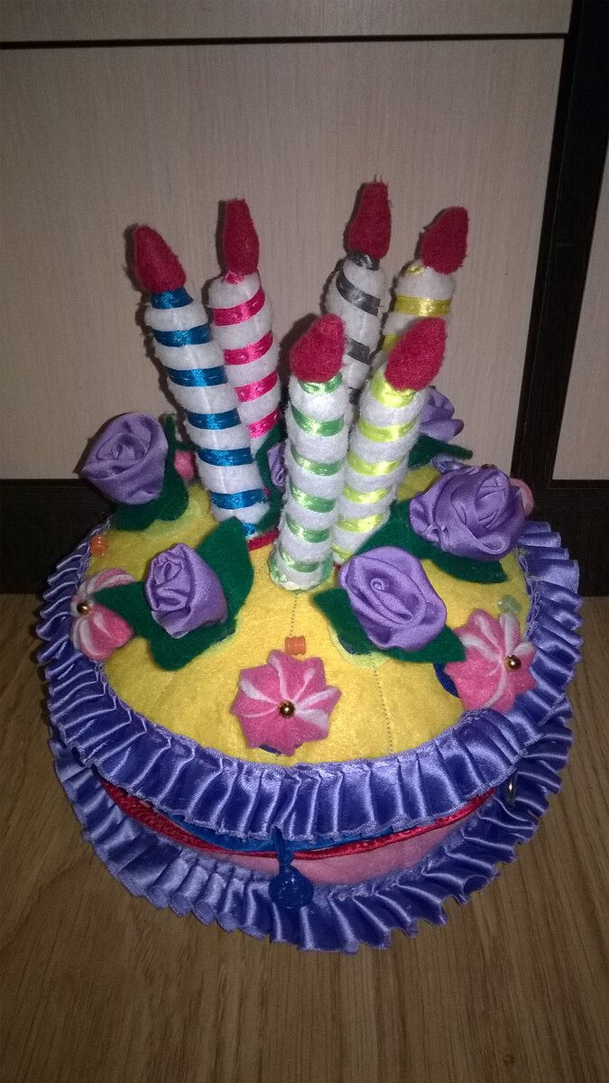 Развивающий тортик. Элементами которого являются : застежки с пуговицами, свечки, цветы и зефирки на липучках, коржи на липучках. 