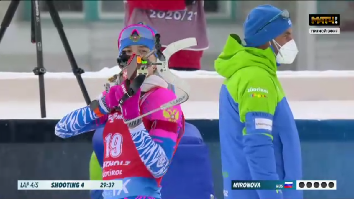 Светлана Миронова подходит лидером к последней стрельбе. Источник: мой скриншот с трансляции "Матч ТВ"