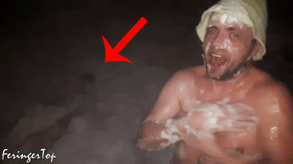 Друг, с которым привезли новую печь, закопался в снег после хорошего прогрева в бане-землянке (стрелка указывает на него)