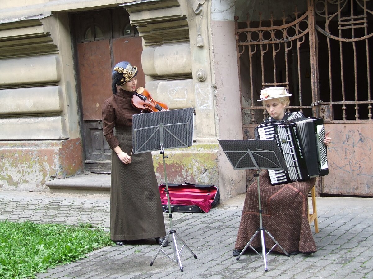Рига. Теперь на улице не сыграешь. Надо сидеть дома. Фото автора