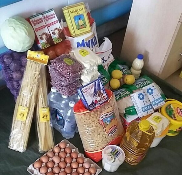 Помощь малоимущим. Набор продуктов для малоимущих. Продукты питания для малоимущих семей. Продуктовый пакет для малоимущих. Пакеты с продуктами для малоимущих.