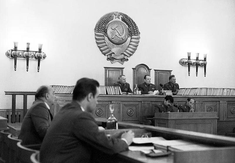 Встать! Суд идёт...