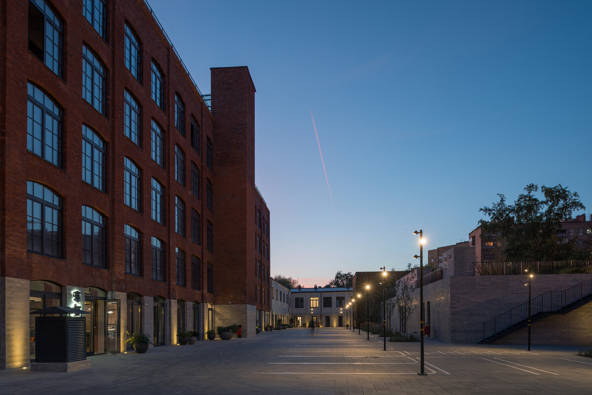 У комплекса «Красная стрела» промышленное прошлое: здесь были производственные склады и железная дорога.