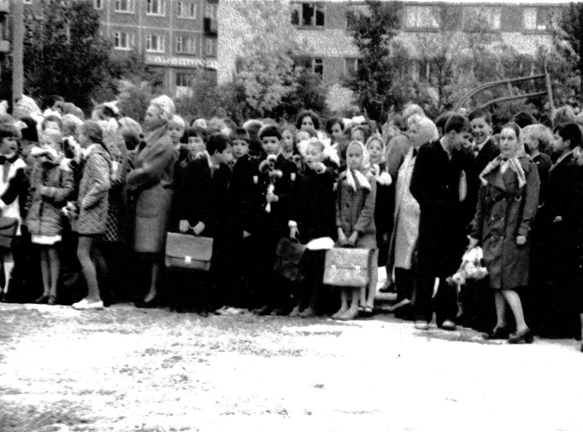  Линейка 1 сентября 1977 года. Фото из личного архива.