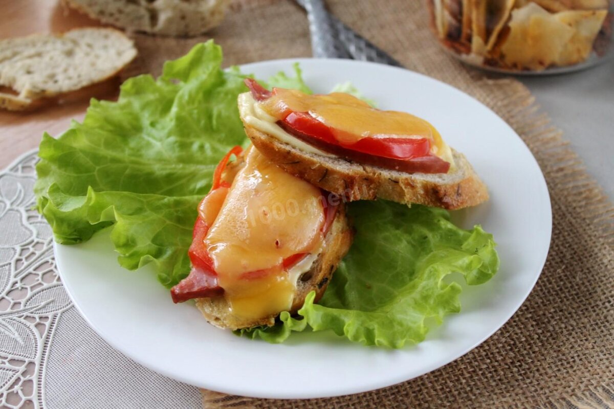 Багет запечённый с колбасой, сыром и помидором - пошаговый рецепт с фото на manikyrsha.ru
