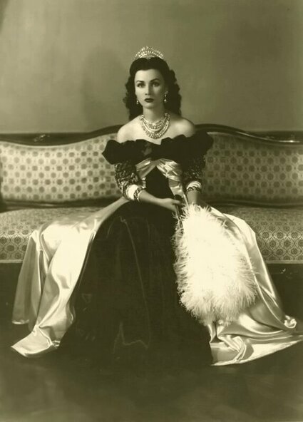  Официальная фотография Королевы Ирана Фавзии. 1945 год (сделана незадолго до отъезда в Каир)