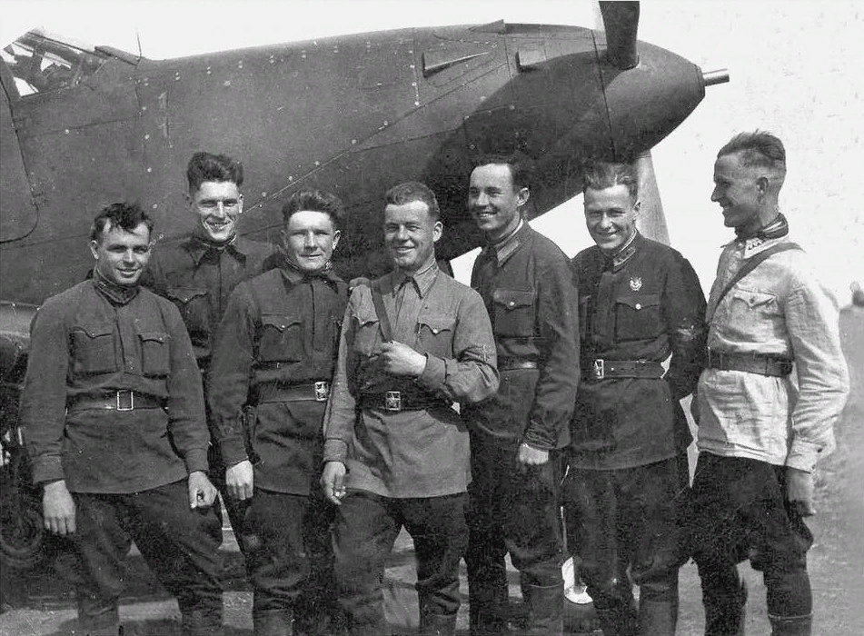 Пилоты 298-го иап у P-39K на аэродроме Кореновская в апреле 1943 года: Н.Лобанов, П.Едник, М.Комельков, К.Вишневецкий, М.Лиховид, А.Закалюк, А.Вильямсон
