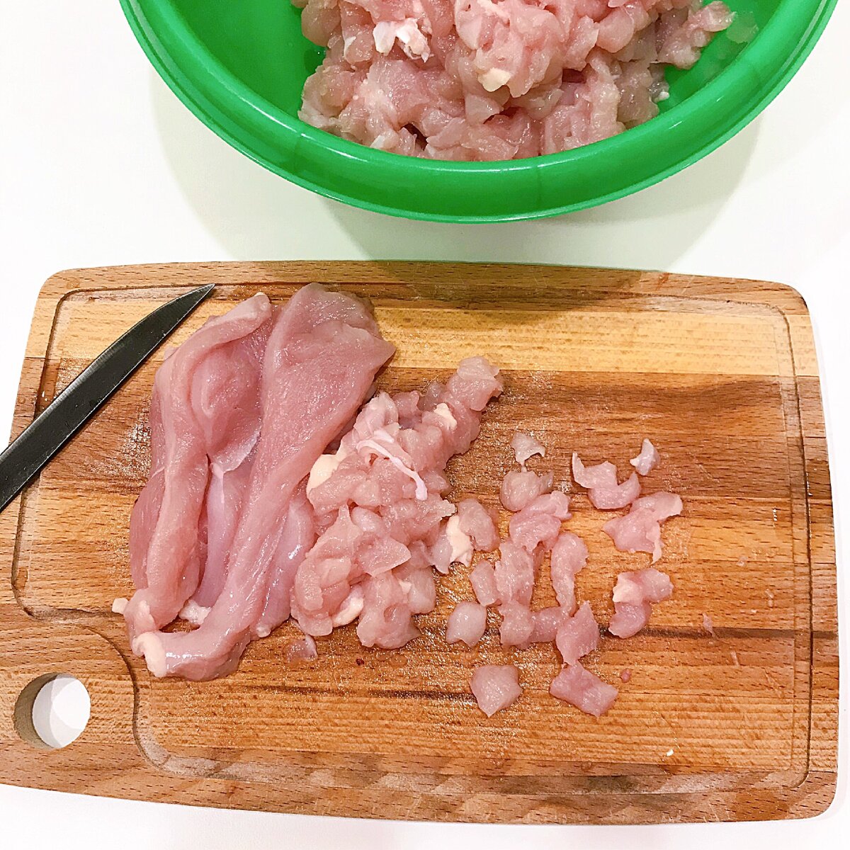 Моем и мелко нарезаем куриное филе