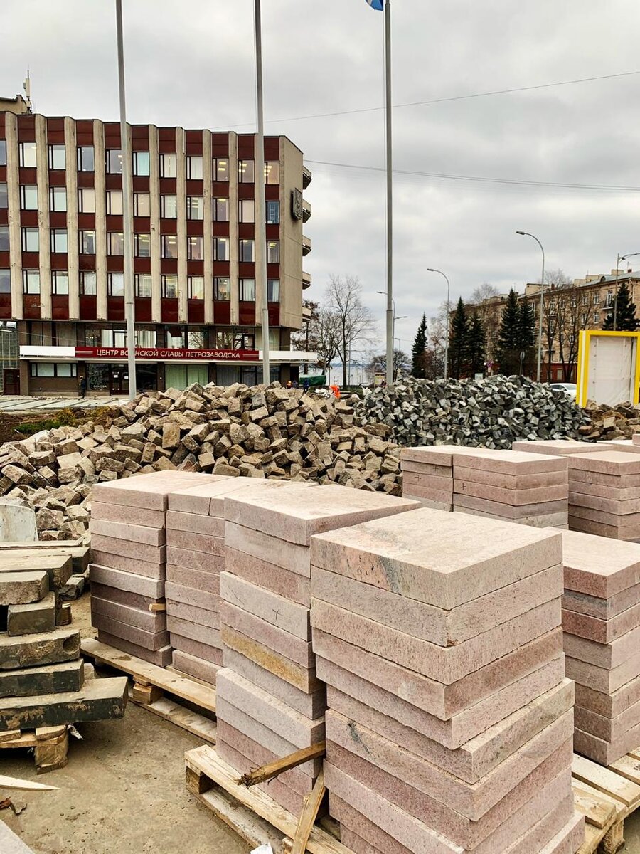 Укладка плит мощения из винги в г.Петрозаводске, 2020 год