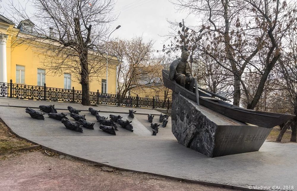 Памятник на гоголевском бульваре. Памятник Михаилу Шолохову на Гоголевском бульваре. Памятник Шолохову на Гоголевском. Гоголевский бульвар Шолохов памятник.